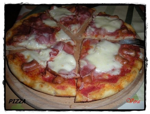 Pizza Cu Prosciutto Si Crenvusti Retete Culinare Gustos Ro