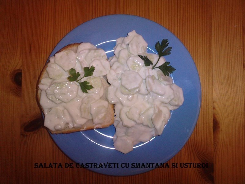 Salata de castraveti cu smantana si usturoi