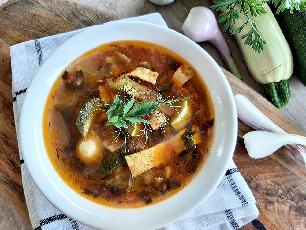 Ciorba de legume cu taitei din omleta. Reteta simpla, delicioasa si sanatoasa