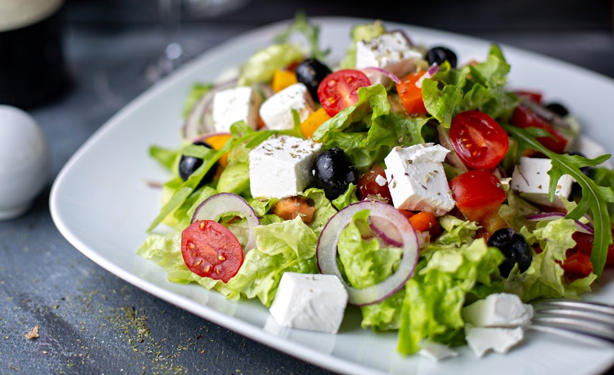 Salata de vara cu feta, rosii, castraveti si masline. Reteta simpla, rapida si sanatoasa