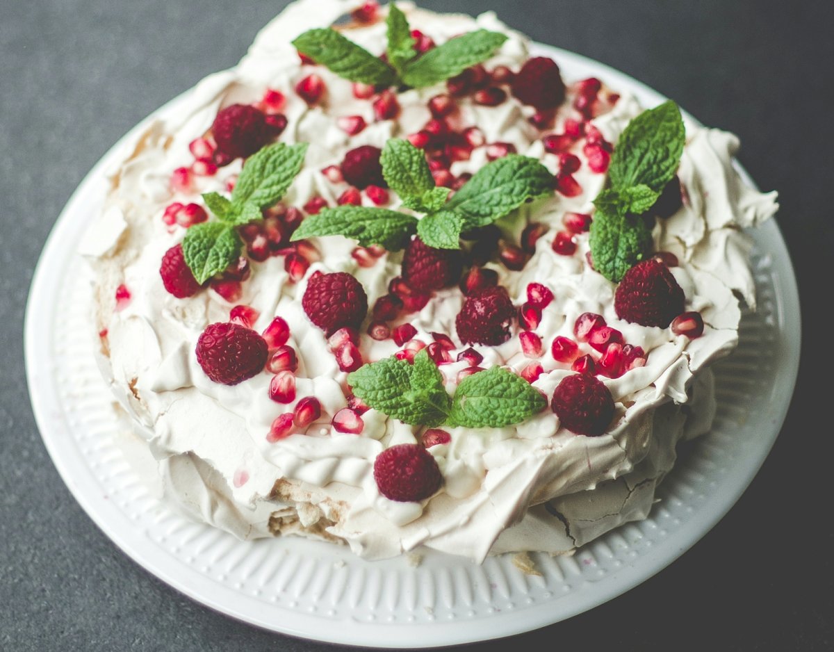 Pavlova cu frisca si zmeura proaspata. Reteta unui desert elegant si delicios