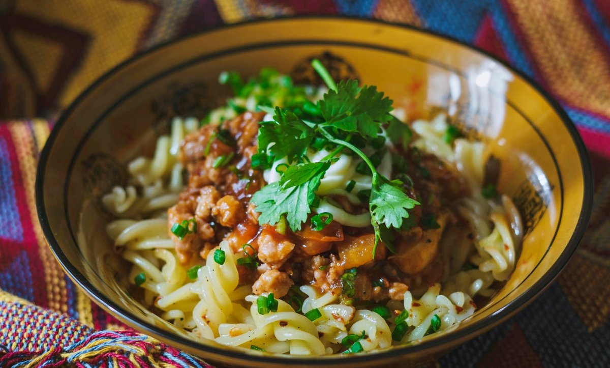 Paste cu carne tocata de pui si sos de rosii. Reteta simpla si gustoasa de fusilli cu carne tocata si sos de rosii