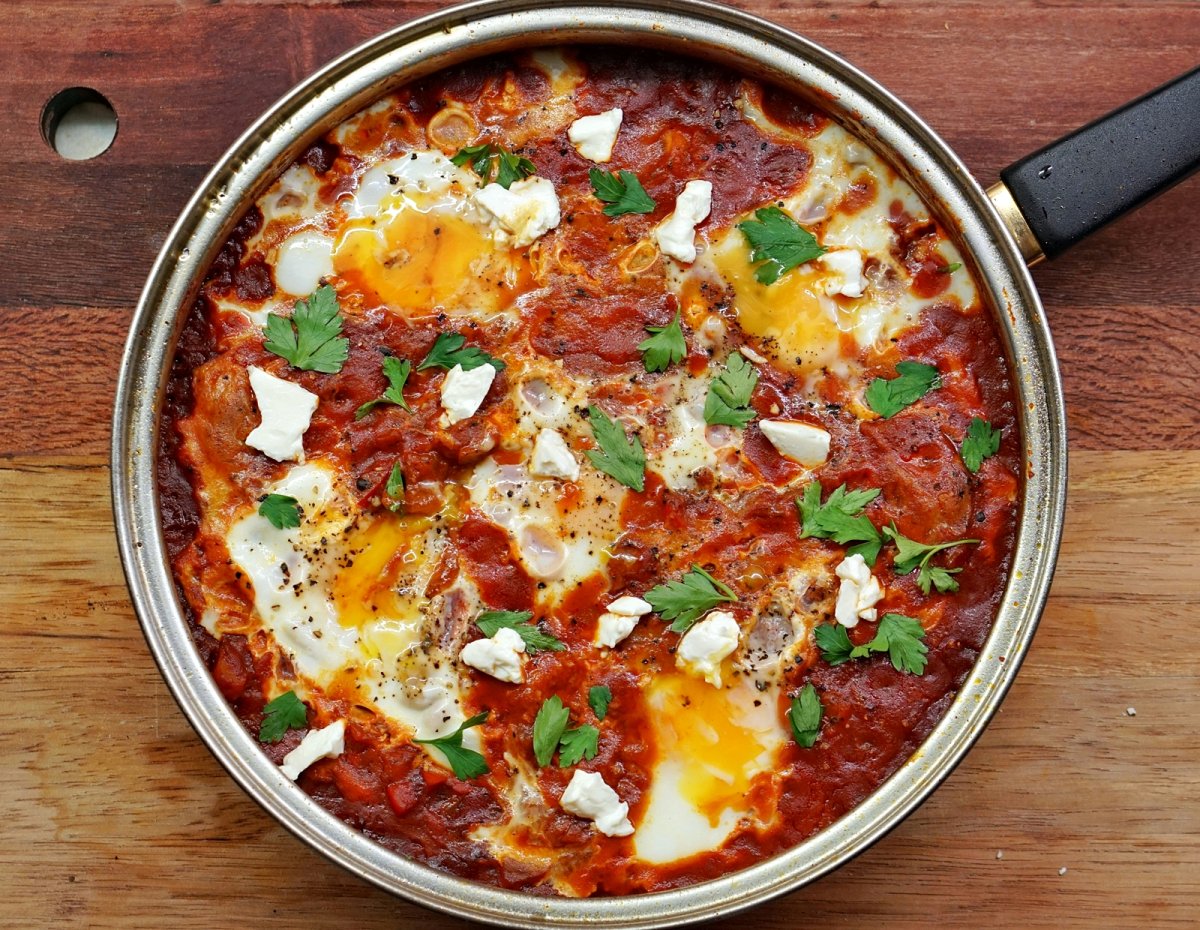 Shakshuka - reteta de oua in sos de rosii la tigaie