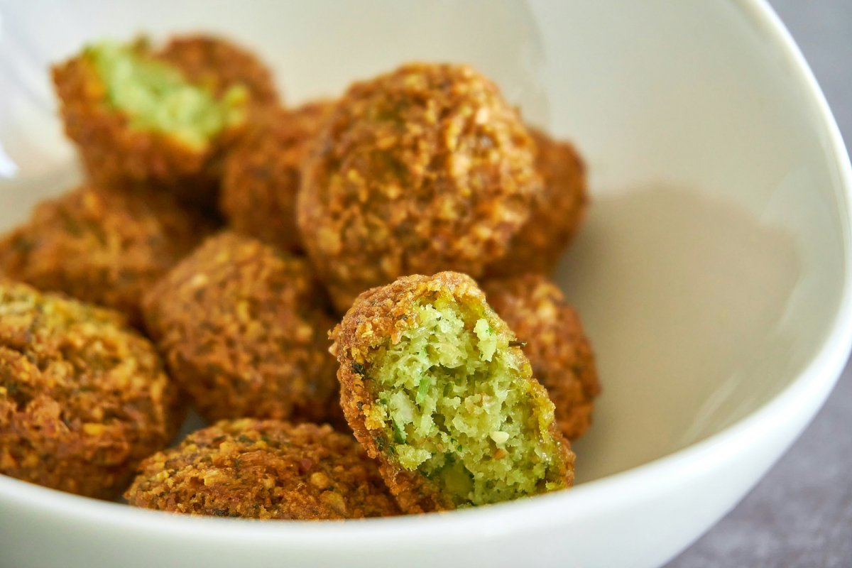 Reteta clasica de falafel. Cum sa pregatesti acasa chiftele de naut delicioase si aromate