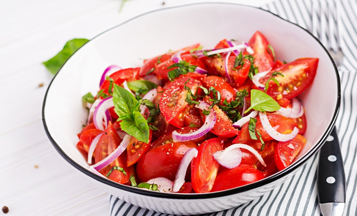 Salata de rosii cu ceapa si busuioc. Reteta simpla si aromata, usor de preparat