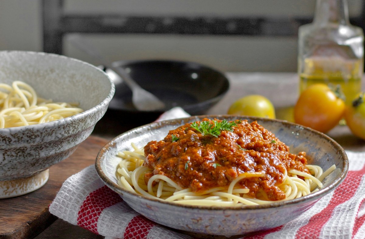 Spaghete cu sos bolognese. Reteta clasica, simpla si delicioasa