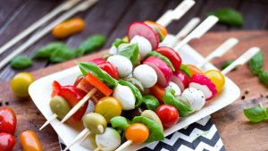 Frigarui aperitiv cu mozzarella si legume – reteta rapida, sanatoasa si delicioasa