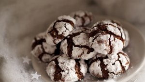 Reteta de biscuiti crapati cu ciocolata sau chocolate crinkles. Deliciu ciocolatos si usor de preparat