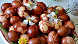 Oua vopsite natural in foi de ceapa - metoda traditionala explicata pas cu pas