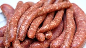 Carnati de casa. Reteta traditionala de carnati din carne de porc si vita