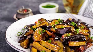 Vinete picante in stil chinezesc cu ardei iute si usturoi. Reteta simpla, aromata si absolut delicioasa