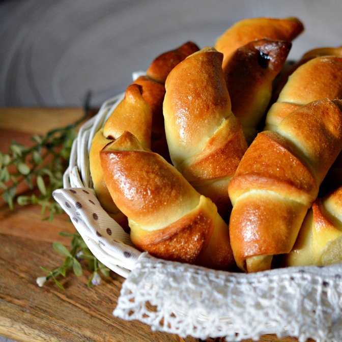 Cornuri pufoase cu gem - reteta simpla si delicioasa