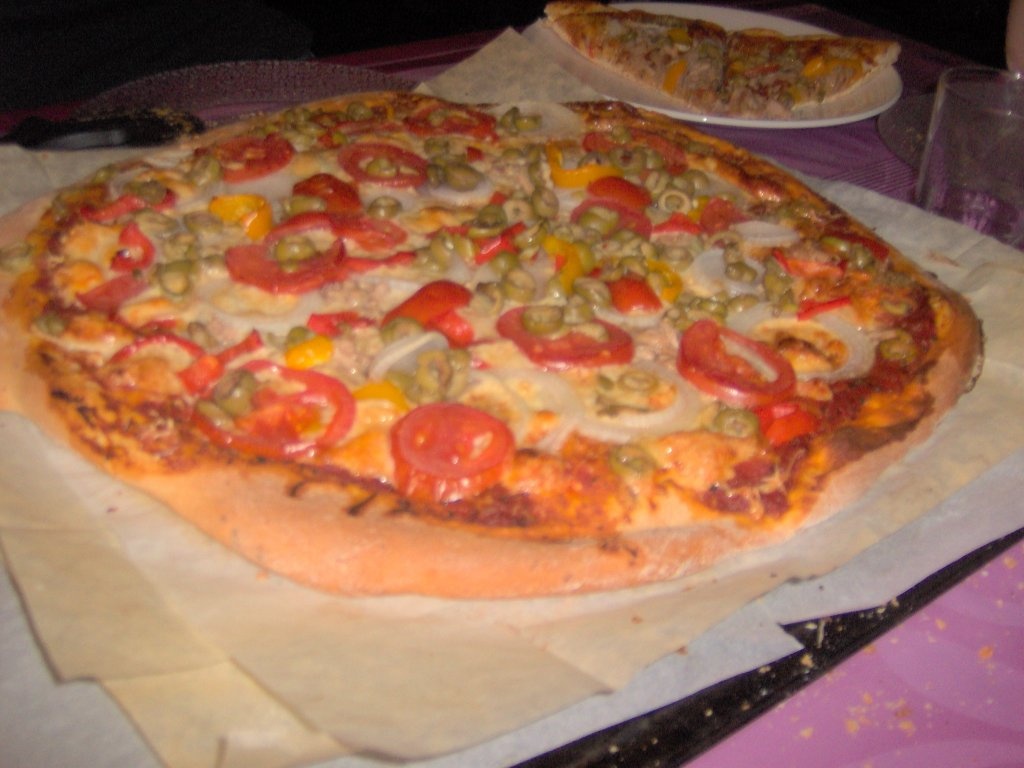 Pizza cu ton si legume