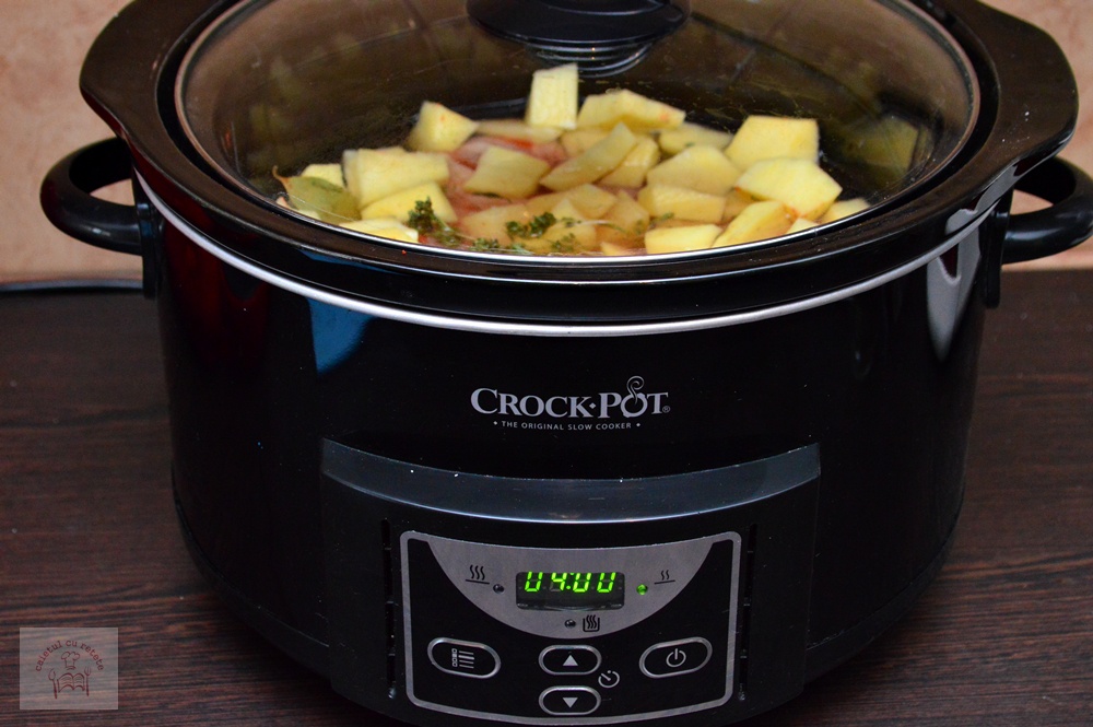 Pulpe de pui cu cartofi la slow cooker