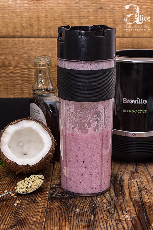 Smoothie cu nuca de cocos si seminte de canepa