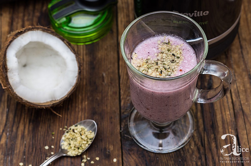 Smoothie cu nuca de cocos si seminte de canepa