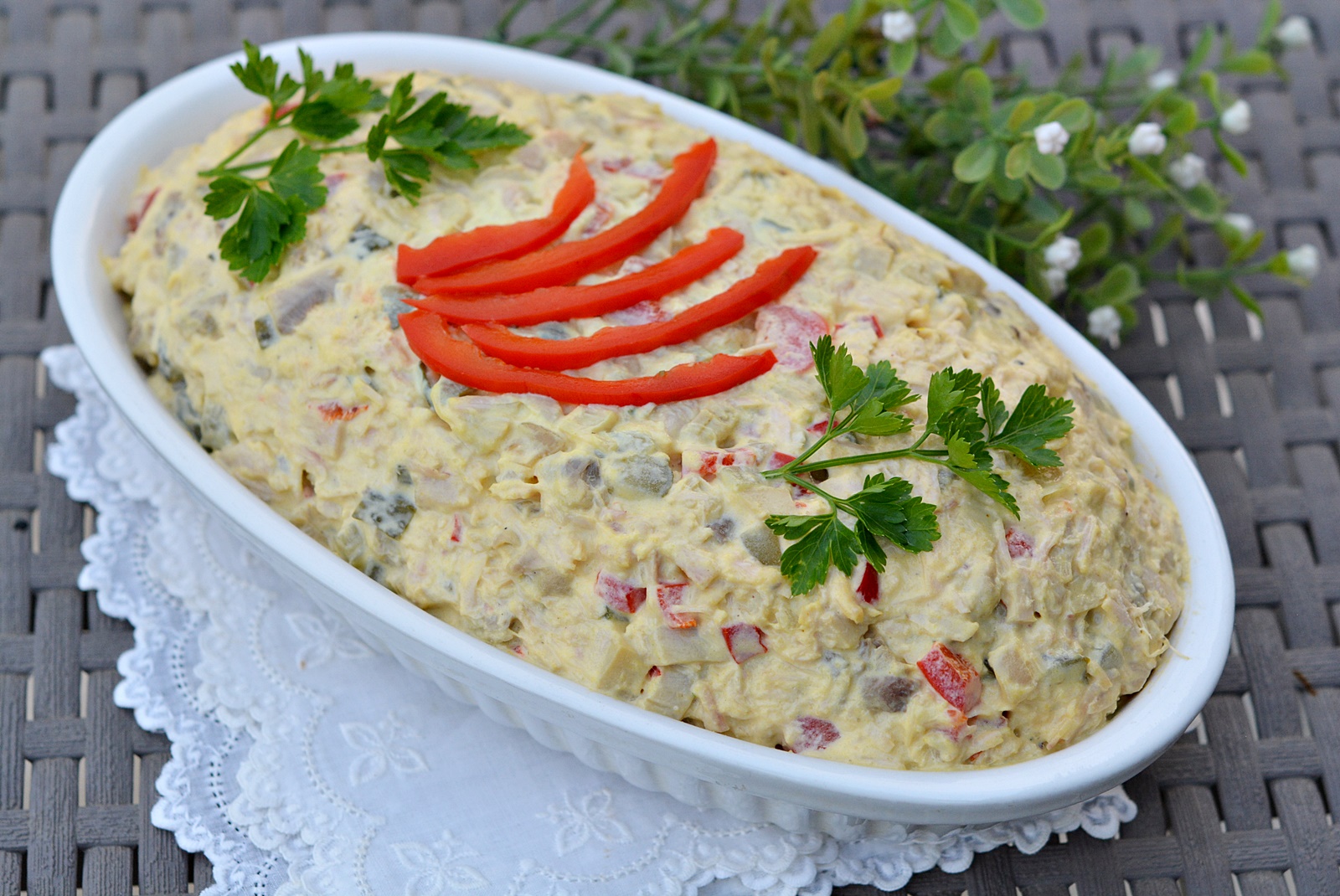 Salata de pui cu ciuperci si maioneza. Reteta usoara si gustoasa, perfecta pentru orice ocazie