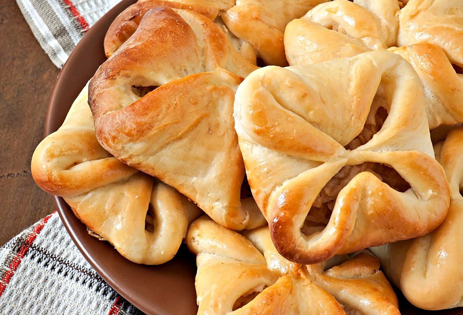 Pachetele pufoase cu aluat de casa si umplutura de mere. Reteta usoara si delicioasa