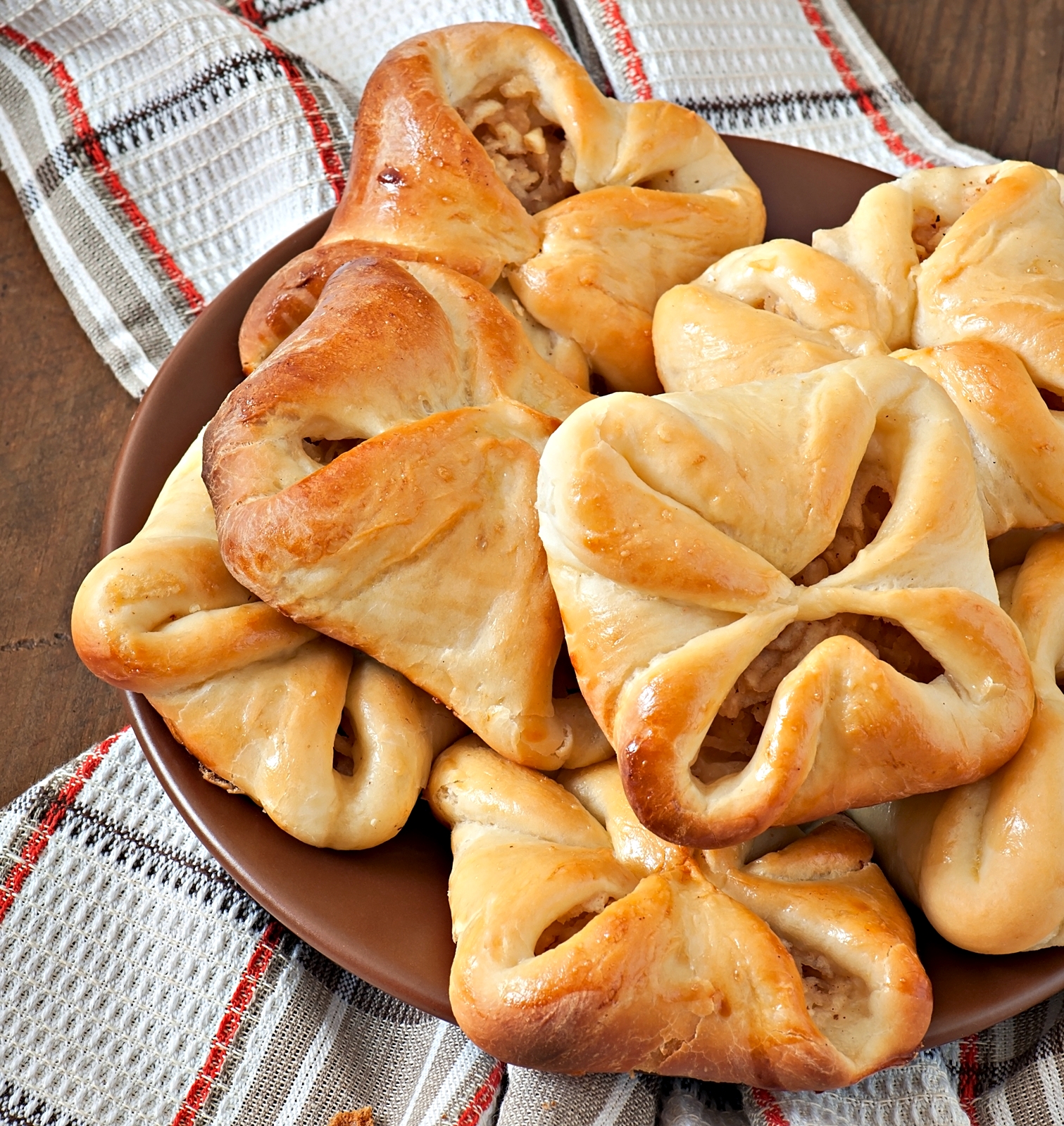 Pachetele pufoase cu aluat de casa si umplutura de mere. Reteta usoara si delicioasa