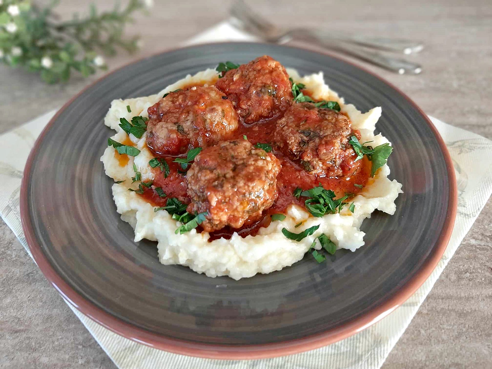 Chiftelute in sos de rosii - reteta simpla si delicioasa