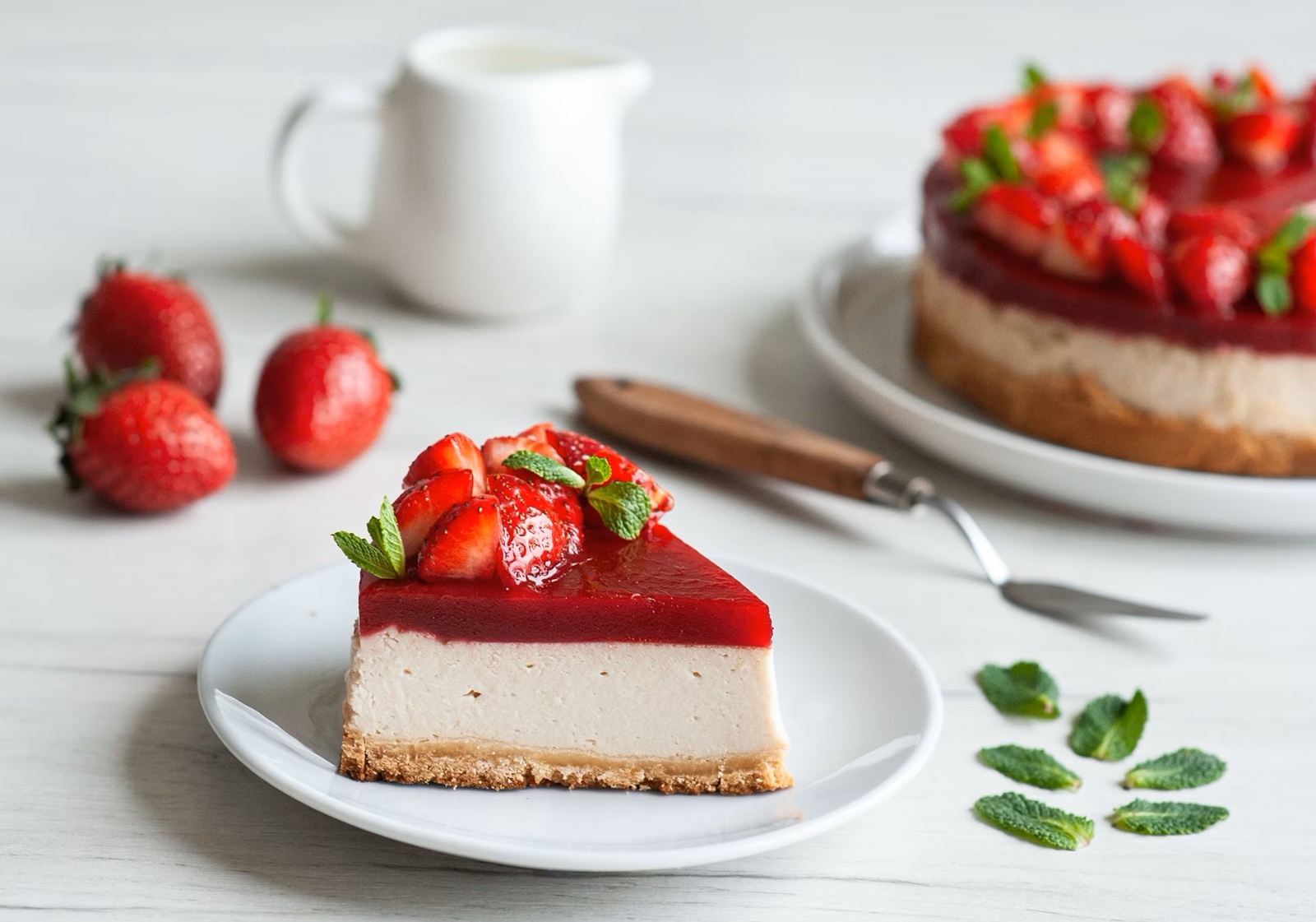 Cheesecake fara coacere cu capsuni. Un desert fin si aromat.