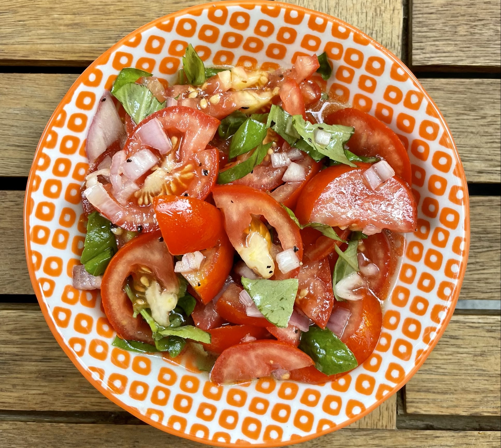 Salata de rosii cu ceapa si busuioc. O salata de vara proaspata si aromata