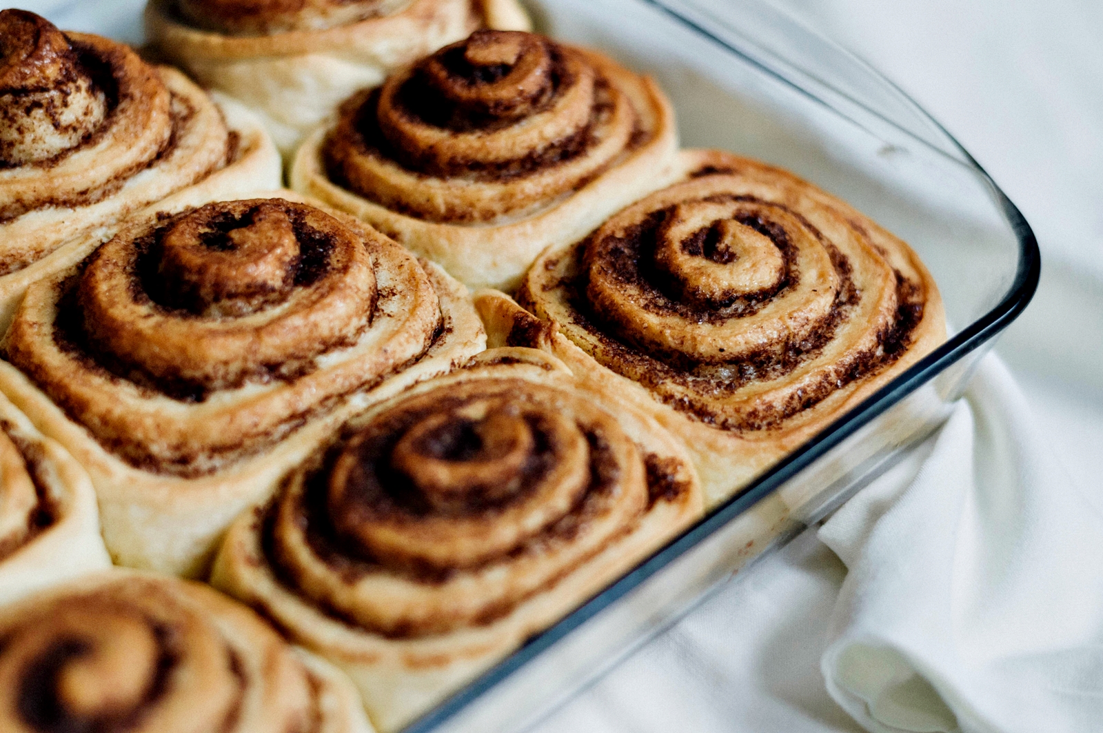 Rulouri pufoase cu scortisoara si glazura. Reteta pas cu pas de cinnamon rolls