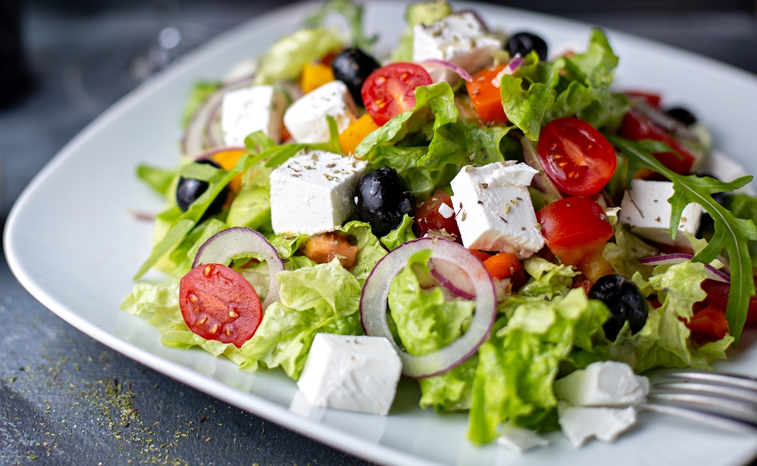 Salata de vara cu feta, rosii, castraveti si masline. Reteta simpla, rapida si sanatoasa