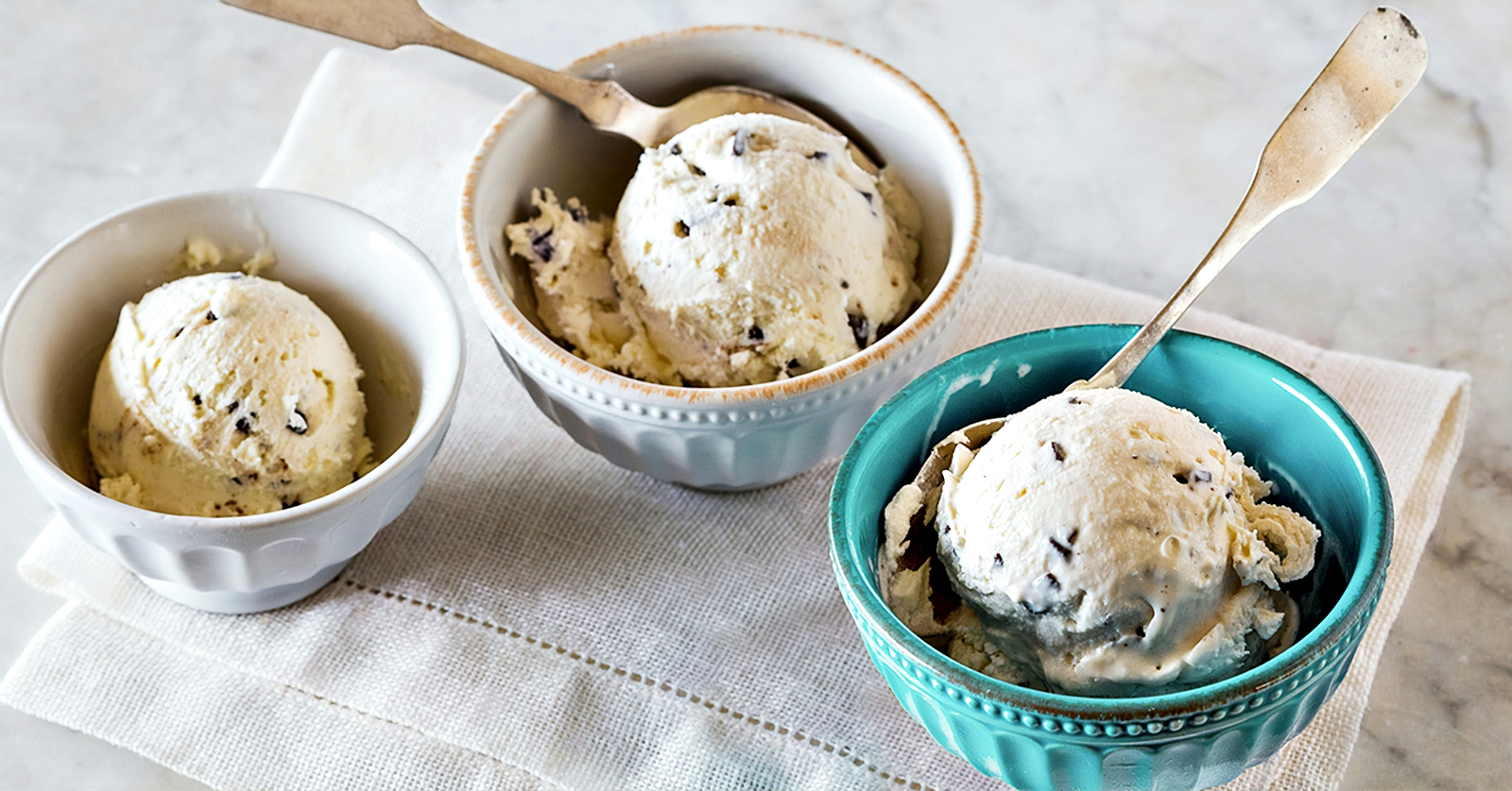 Reteta simpla de inghetata stracciatella. Cu doar 3 ingrediente, cremoasa si foarte usor de facut