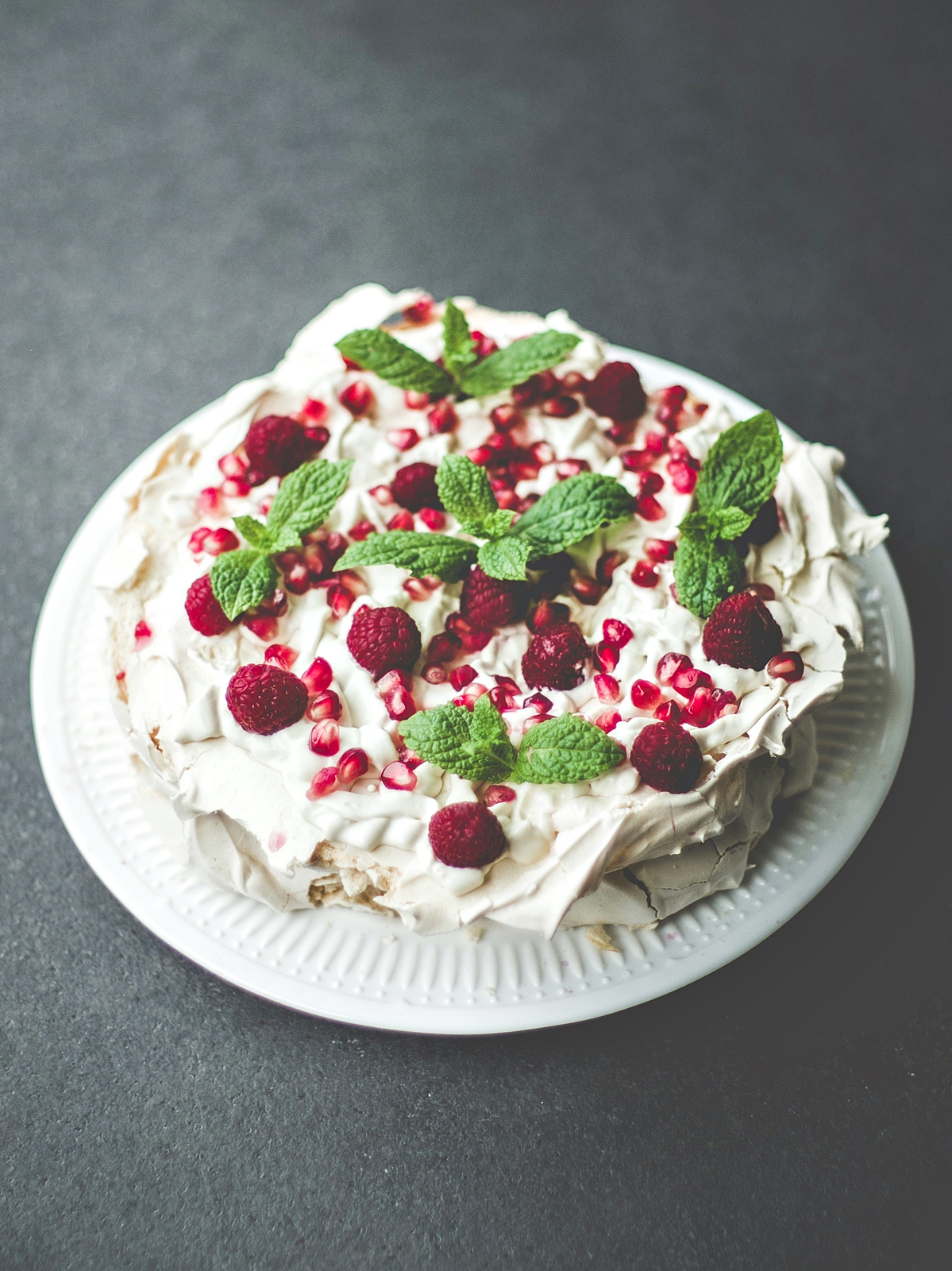 Pavlova cu frisca si zmeura proaspata. Reteta unui desert elegant si delicios