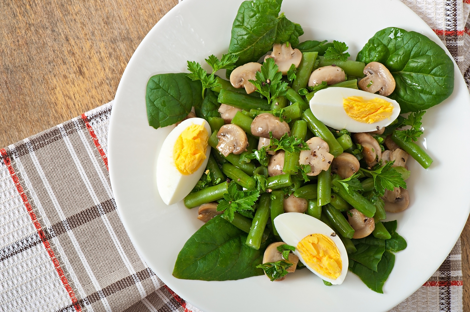 Salata de fasole verde cu ciuperci din conserva, spanac si oua. Reteta rapida si sanatoasa