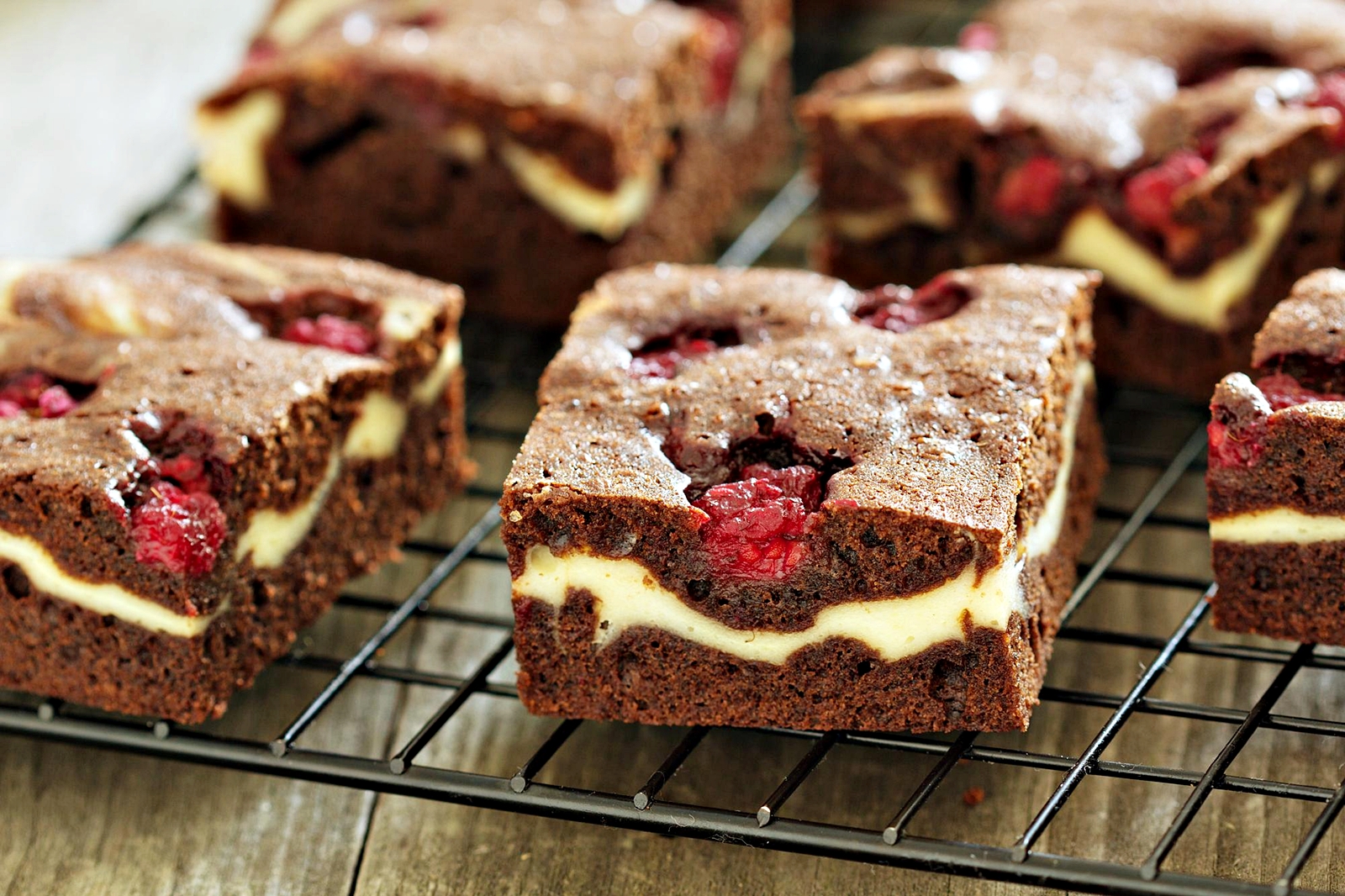 Negresa cu ciocolata, branza dulce si zmeura. Reteta delicioasa si usor de preparat