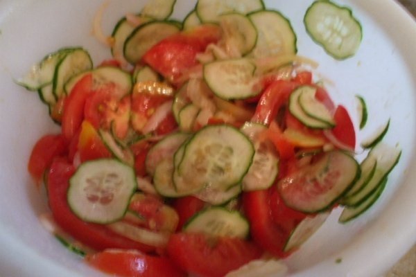 Salata de tomate si castraveti