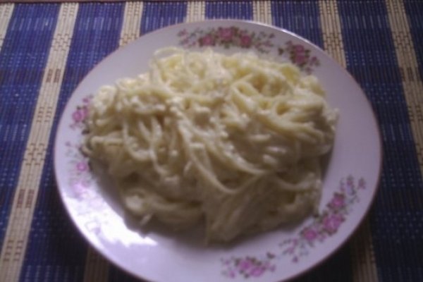 SPAGHETE CU SOS ALB