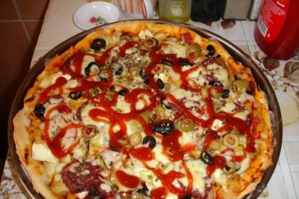 Pizza cu  salam si legume