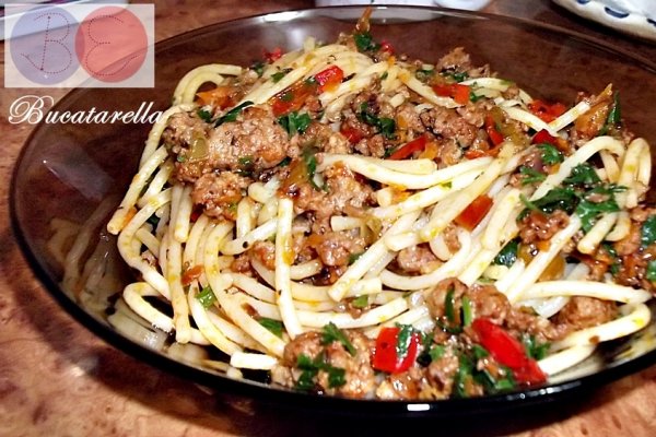 Spaghete cu legume si carne tocata