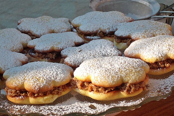 Biscuiti fragezi umpluti cu crema de castane