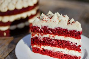 Reteta tort Red Velvet cu blaturi pufoase si crema fina de branza