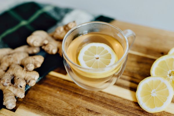 Ceai de ghimbir cu lămâie – beneficii, mod de preparare și contraindicații