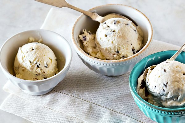 Reteta simpla de inghetata stracciatella. Cu doar 3 ingrediente, cremoasa si foarte usor de facut