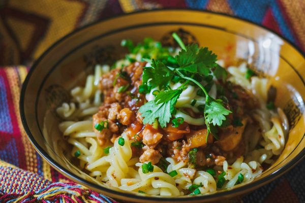 Paste cu carne tocata de pui si sos de rosii. Reteta simpla si gustoasa de fusilli cu carne tocata si sos de rosii