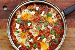 Shakshuka - reteta de oua in sos de rosii la tigaie