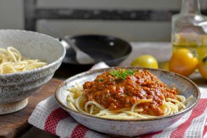 Spaghete cu sos bolognese. Reteta clasica, simpla si delicioasa