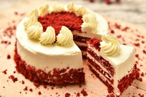 Tort Red Velvet. Reteta clasica cu blaturi pufoase si crema delicioasa